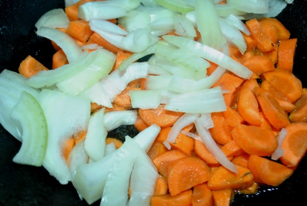 Лук и морковь для овощного рагу